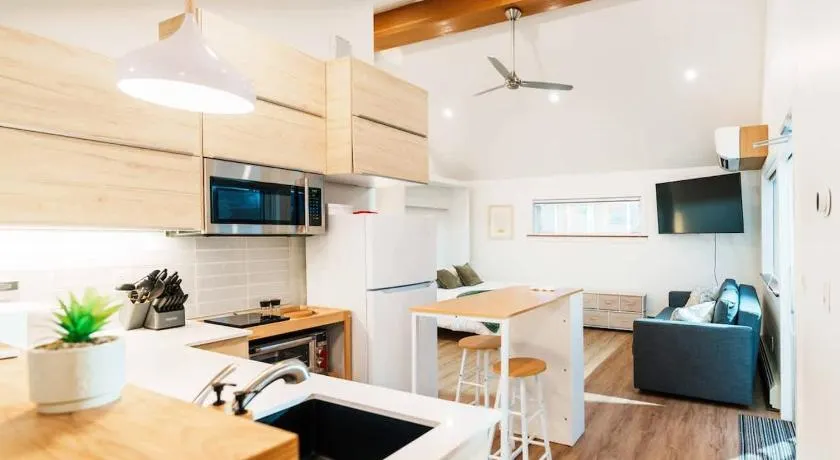 Upscale Laneway Loft Near Downtown AC WiFi - Image 1