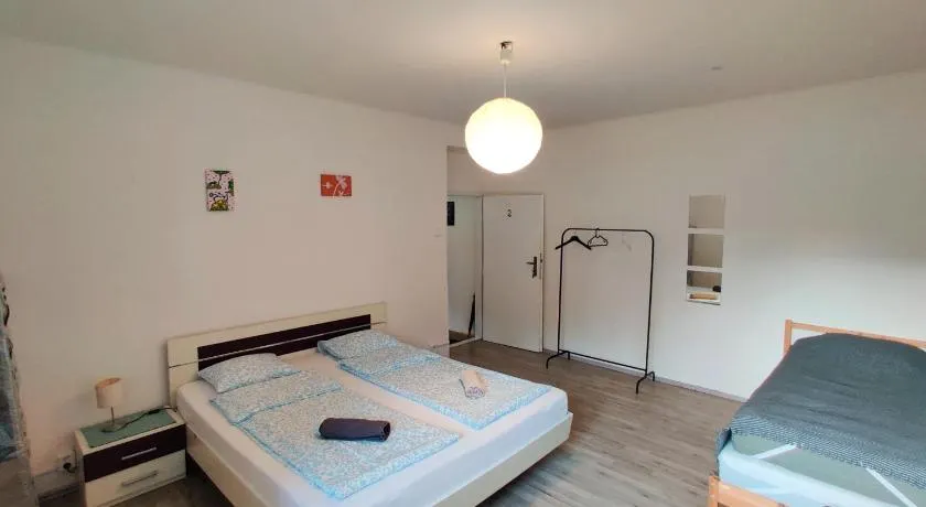 Apartment in house with private parking and garden - Image 1