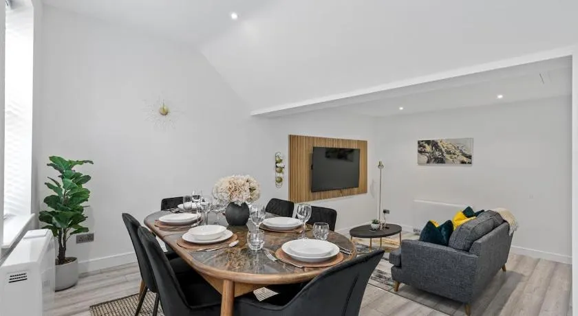 Luxe Haven - 2 min from Station - Free Parking - Courtyard - Image 1