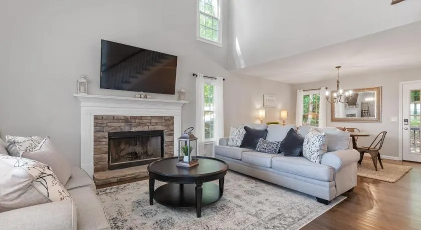 Explore Historic DT In This Cozy Open Air 5BR Stay - Image 1