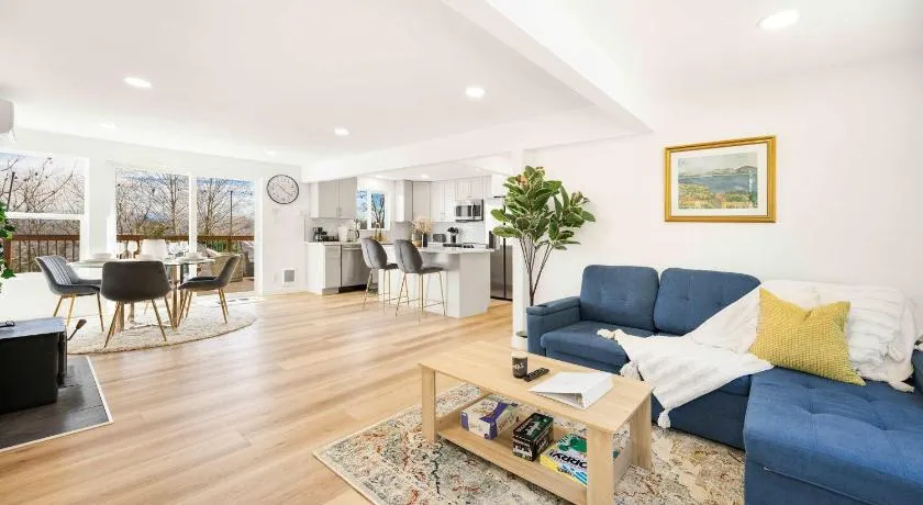 Step-Free 2BR Retreat w Panoramic Views on Deck - Image 1