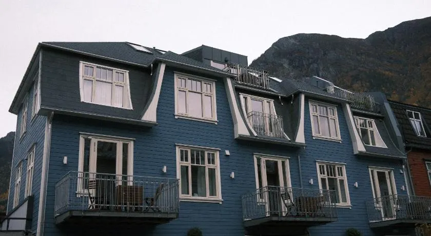 Blue House Odda - Image 1