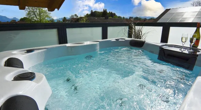 "Penthouse Suite" mit Whirlpool Romantik und Privatsphäre - Image 1