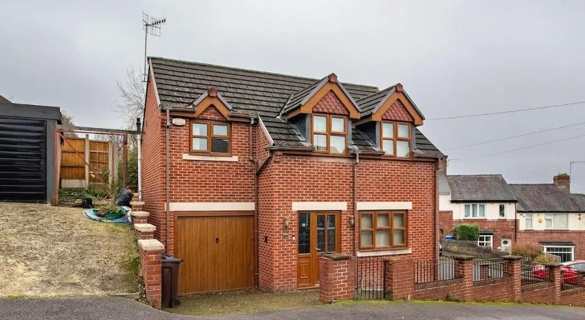 Exclusive 3-Bedroom Villa in Sheffield - Image 1