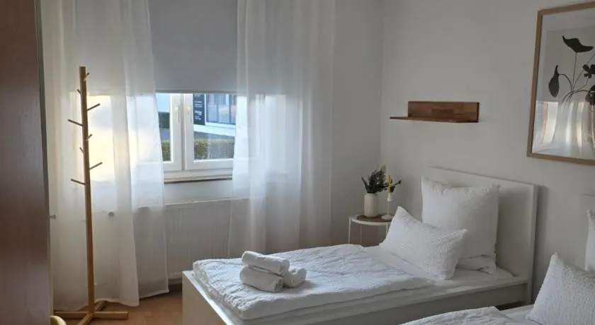 BOARDINGHOUSE PD25 ALTE FEUERWACHE I Unterkunft mit Einzel- und Doppelzimmer I 3min CityHospital I Monteure I Smart TV I Einzelbetten I Küche I Gemeinschaftsraum I Wasch I P - Image 1