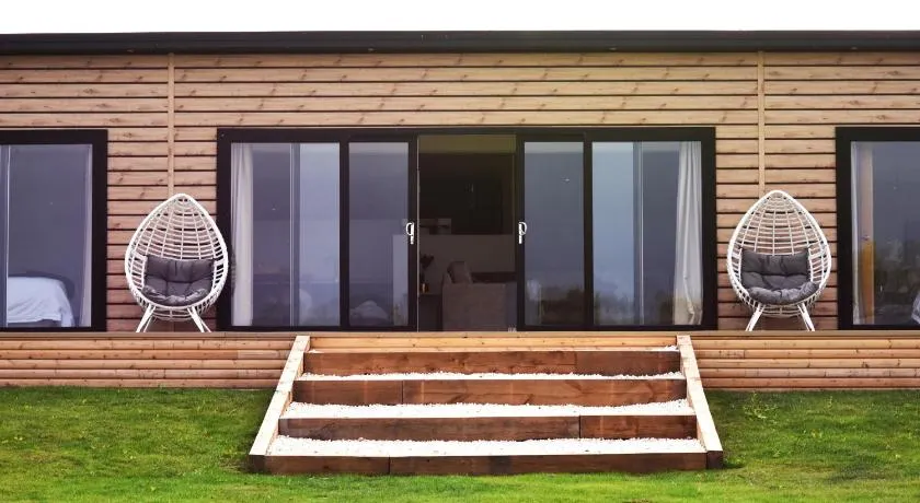 Phoenix Lodge - Luxury 2 ensuite bedrooms, lakeside views - Image 1