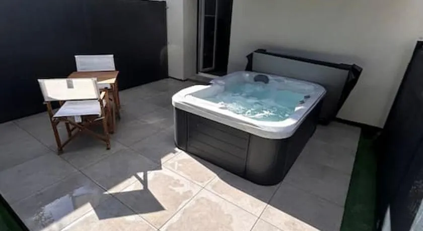La suite secrète et son spa abrité - Image 1