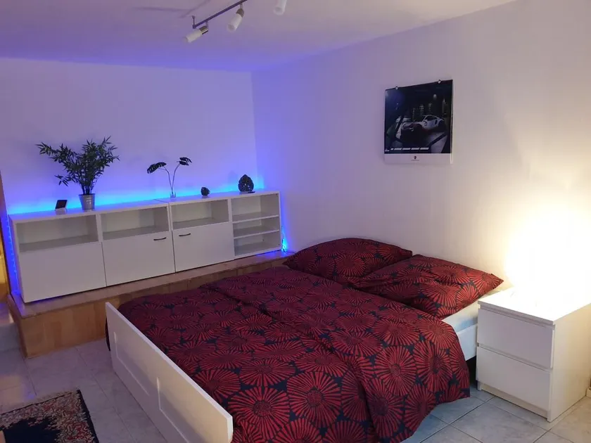 Privates Souterrain Appartement mit Wohnzimmer - Image 1