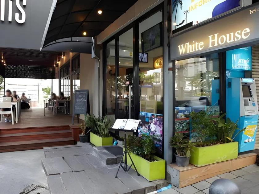 White House Asoke Sukhumvit 18 - Image 1