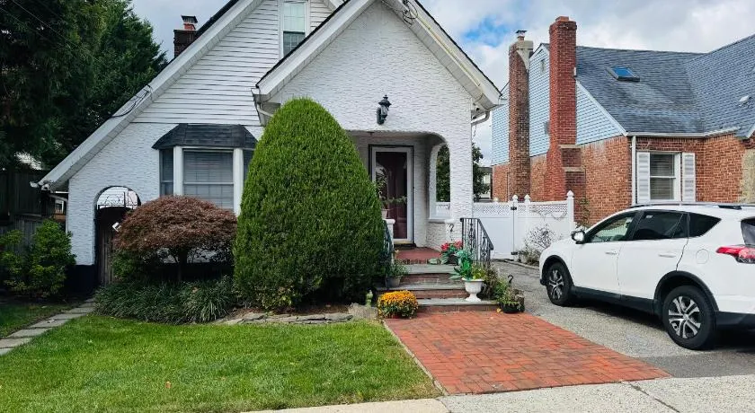 Beautiful 2 Bedroom Suite - Image 1