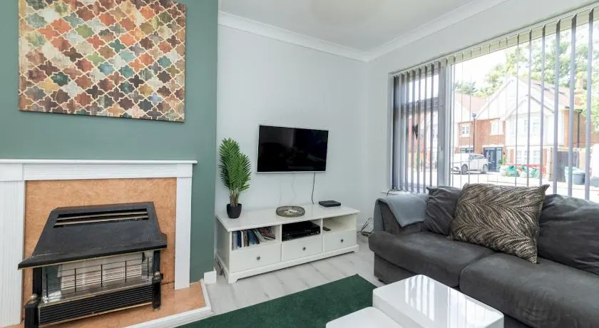 2BDR Peaceful Ground Floor Apartment Free Parking - Pass the Keys - Image 1