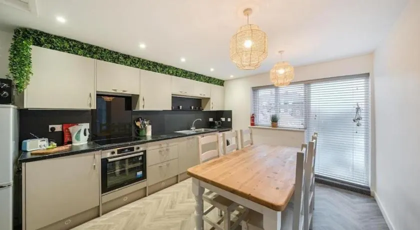 Spacious Three Bedroom Flat in Filey Town Centre with Workspace - Image 1