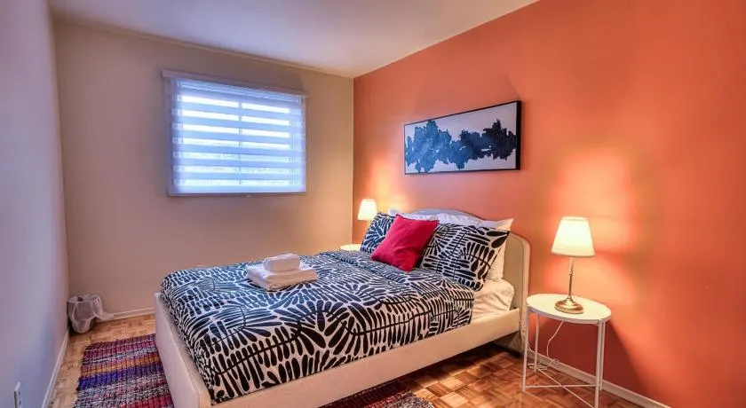 Free Parking! Montreal Comfort Value Convenience! Full Kitchen, Fast Wifi, Workspace, Smart TV! - Image 1