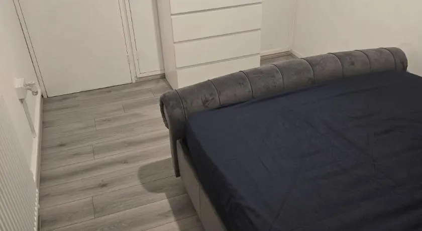 1 Bedroom Hackney Well Street E9 - Image 1