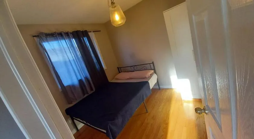 Central Location New Year Stay- Free Parking & Fast Wifi - Image 1