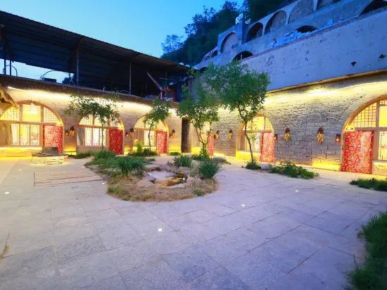 Old Yan'an Cave Dwelling Hotel - Image 1