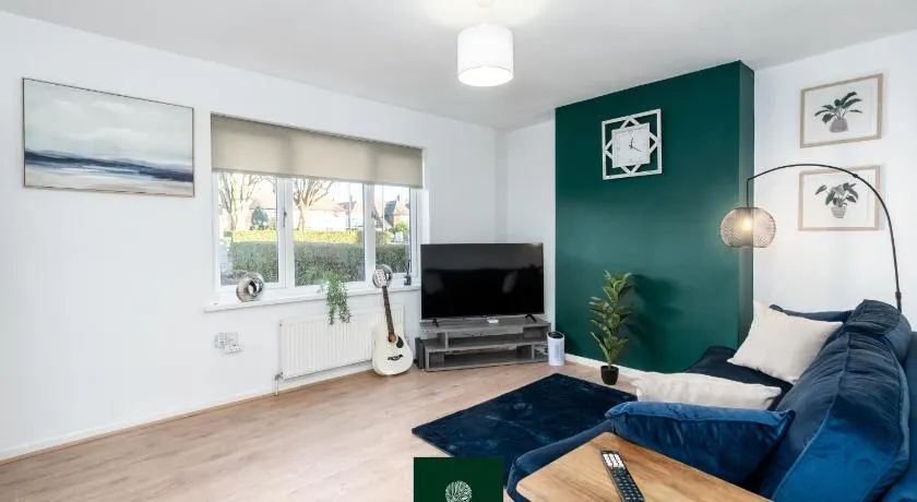 3 Bed House with King Size bed near Uni and QMC - Image 1
