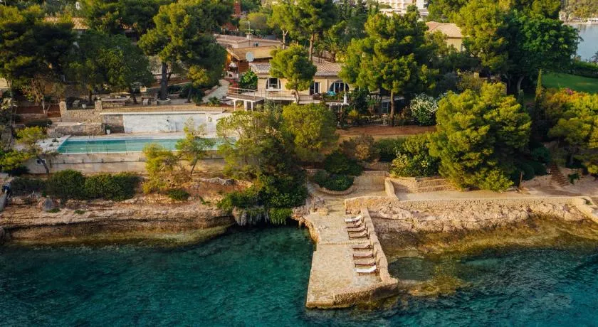 Vasiliki's Villa Beach Front and Pool - Image 1