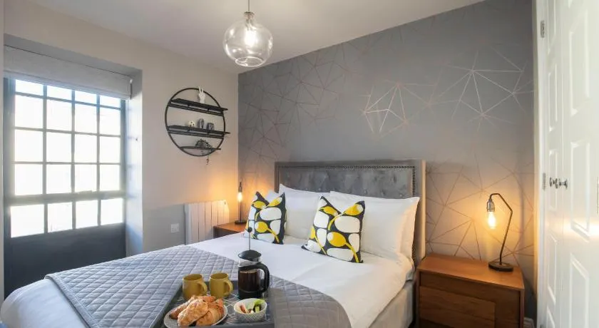 Elliot Oliver - Modern 2 Bedroom Town Centre Apartment - Image 1