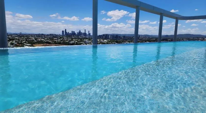 City and River View Apt with Infinity Pool, Spa, Sauna, Steam Room - Image 1