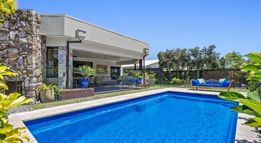 The Doggy Beach House - with Heated Pool in Pottsville - Image 1