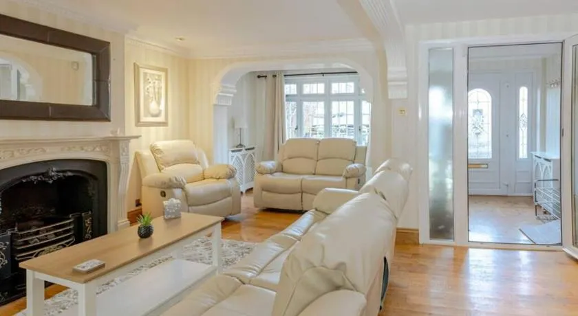 Comfy Home- Coley Park - Image 1