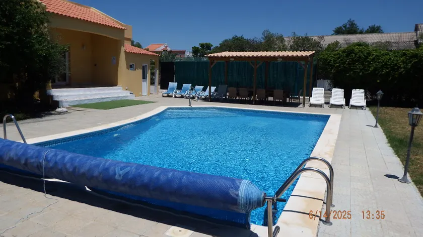 Villa Lara, espaçosa casa de 5 quartos com piscina aquecida, Wi-Fi gratuito, estacionamento seguro - Image 1