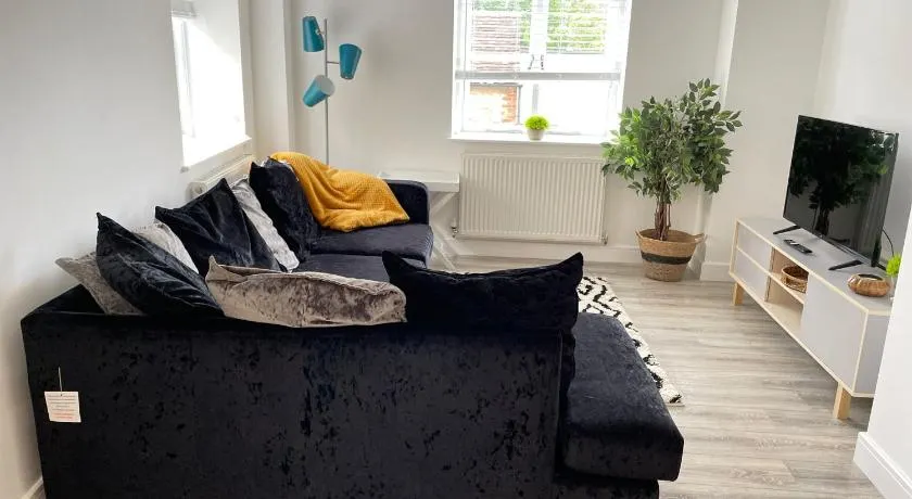 Exclusive 1 and 2 Bedroom Flats only 0,5 miles aw - Image 1
