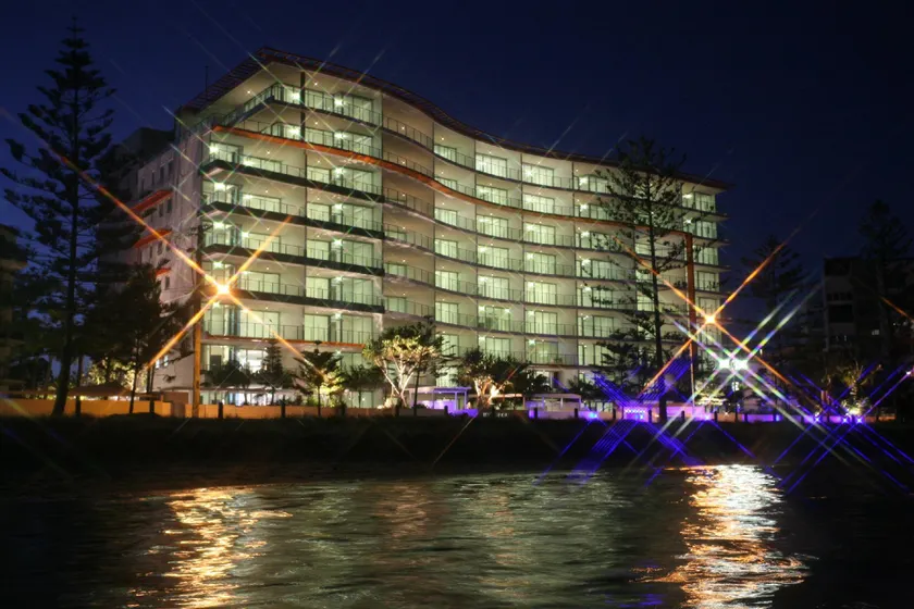 Silvershore Apartments on the Broadwater - Image 1