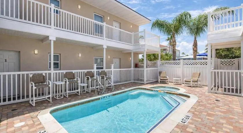 In Entertainment District Ample Bedding Pool - Image 1