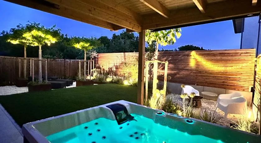 Chalet con idromassaggio e sauna | Vista sul giardino - Image 1