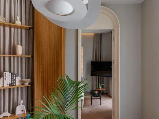 Yuhai Little White House Hotel - Image 1
