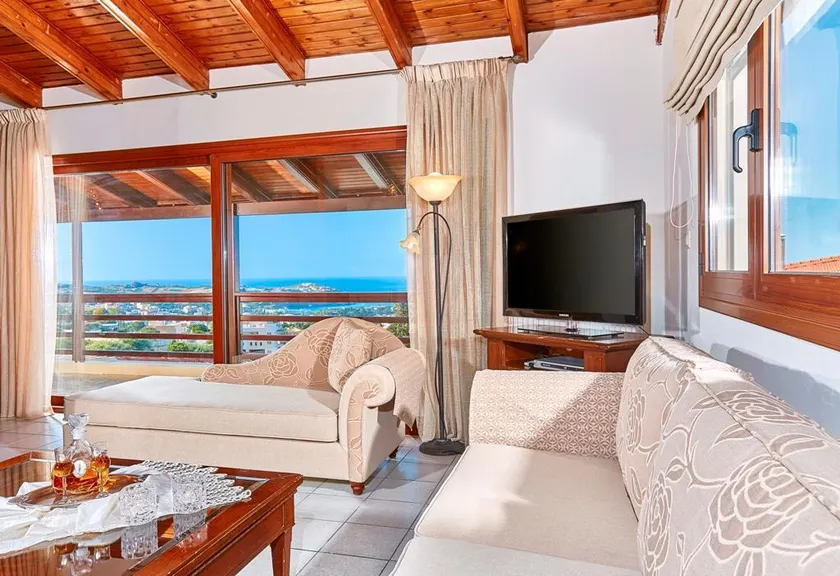 Spacious villa with shared pool and amazing view - Image 1