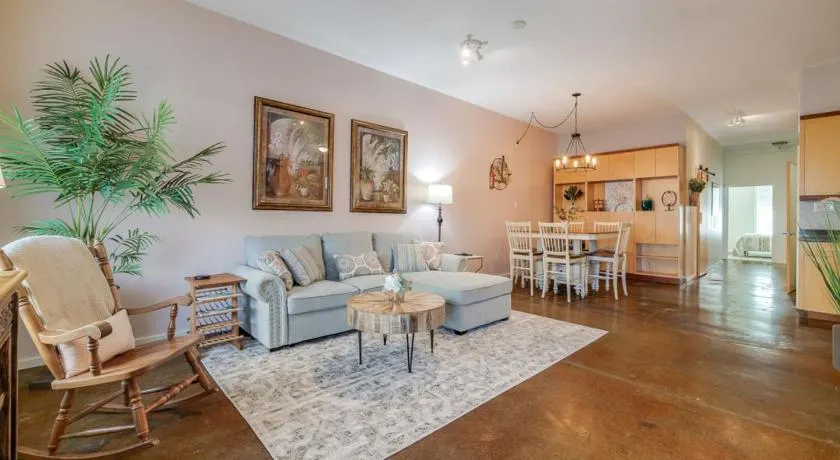 Southern Charmer-Historic District Downtown-Front Porch-Walk Score 90!!- FREE Private Parking-1 Min Walk to Forsyth Park - Image 1