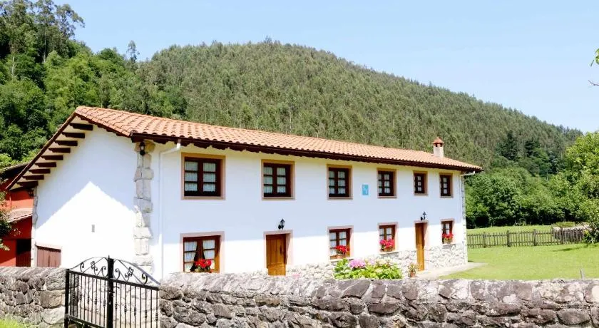 Casa con Jardín y Barbacoa en Llanes – Molinin - Image 1