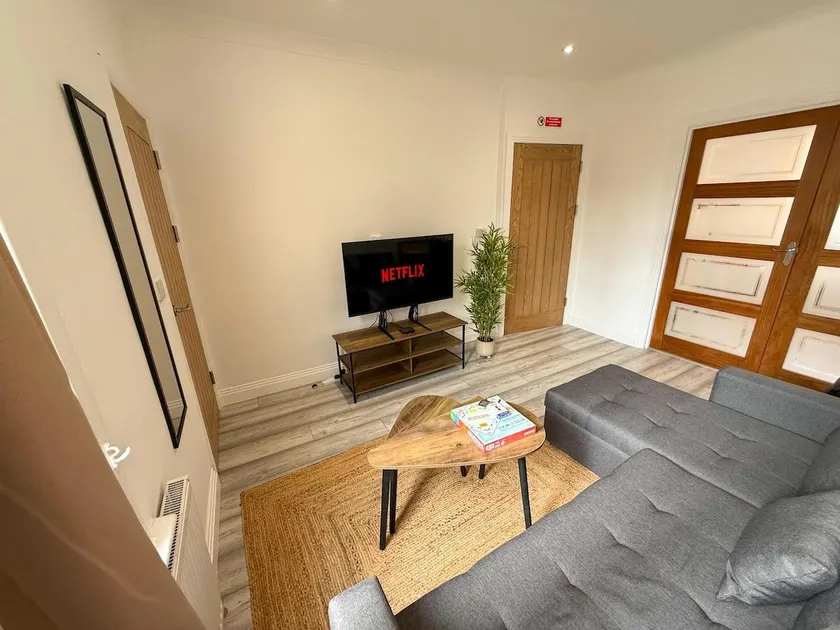 Zen-Inspired Flat - Easy Access to Central Reading - Image 1