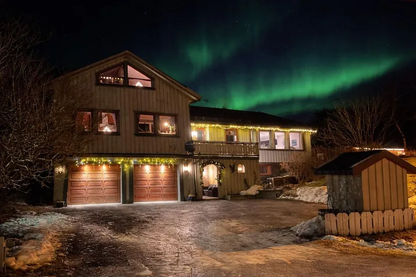 House under the Aurora Cozy Private Home with Fireplace - Image 1