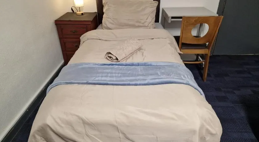 Room near East Midland Airport 5 - Image 1
