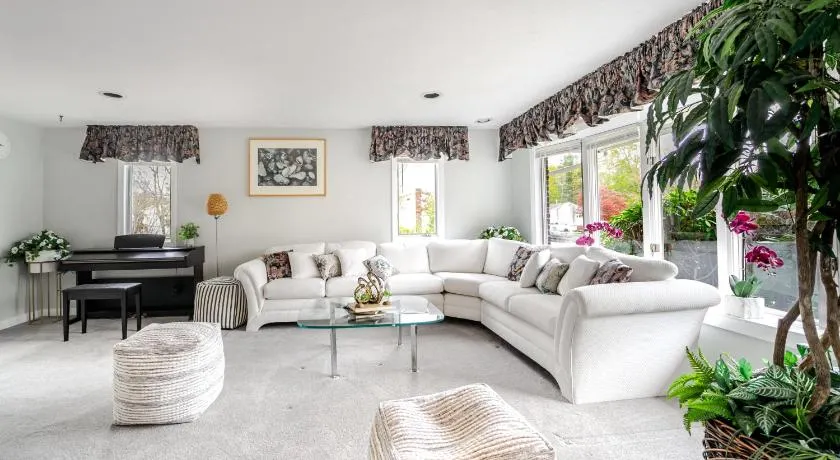 Spacious 6BR Randolph Retreat - Pet-Friendly & Near I-93 & Route 24 Access 35 - Image 1