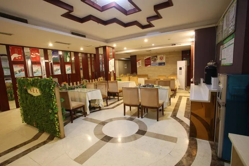 Yujianglou Business Hotel - Image 1