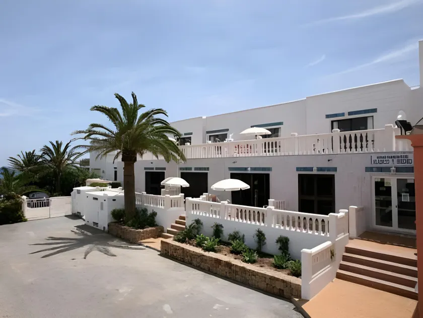 Jacaranda Apartments & Studios - Image 1