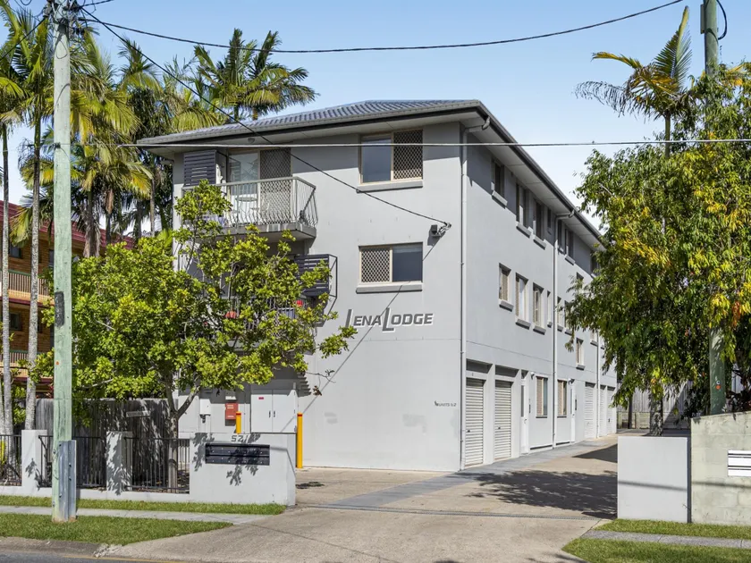 Charming 3-bed Apartment near Local Shops - Image 1