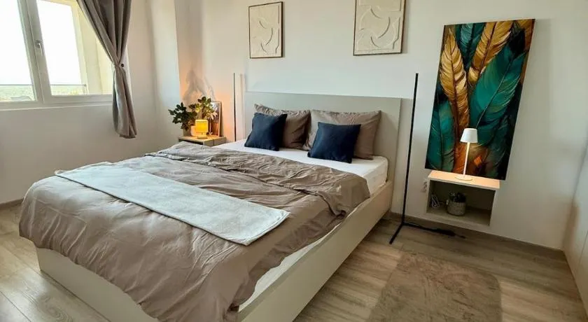 Peaceful Copou Retreat, Sunrise & Garden View, All NEW, aer conditionat, SmartTV - Image 1