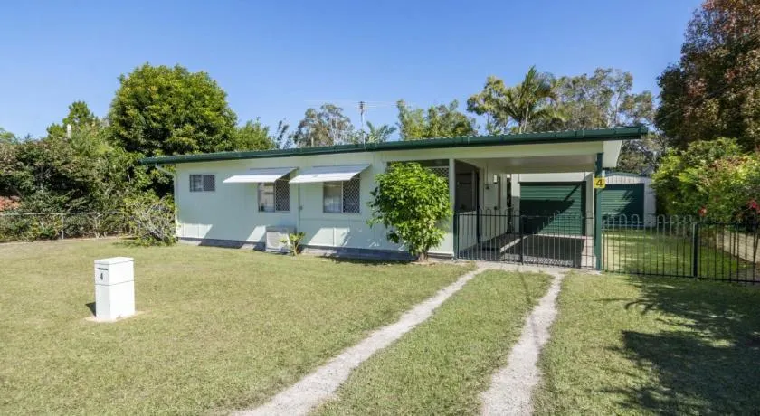 Lowset pet friendly cottage Sunset Ave Bongaree - Image 1