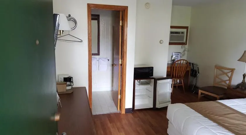 Budget Host Inn - Image 1