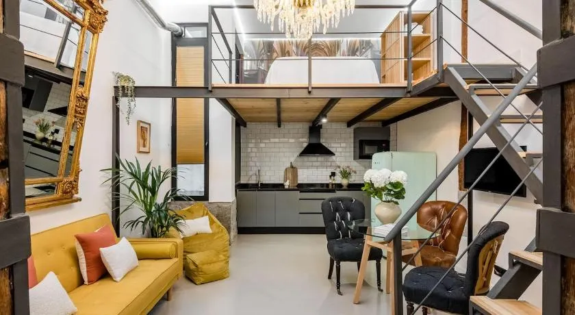 Vivienda reformada en pleno barrio de Chueca - Image 1