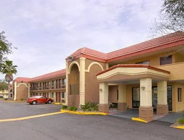 Super 8 by Wyndham Jacksonville Orange Park - Image 1