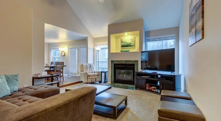 Modern Townhouse with Jetted Tub & Private Deck - Close to Four Ski Areas - Image 1