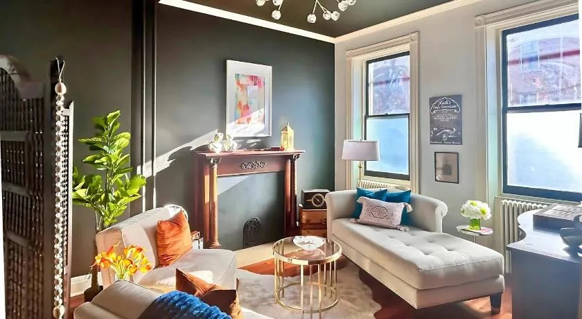 Star-Inspired 5BR Manor Sauna, Karaoke Sleeps 12 - Image 1
