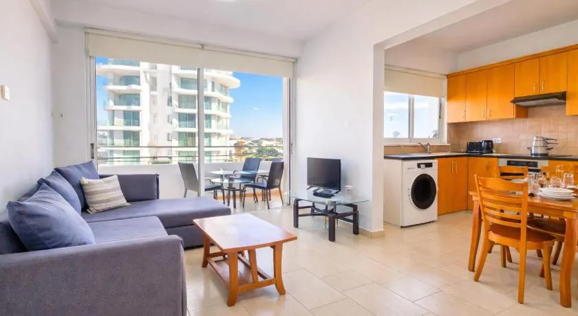 Sunset Poolside Apartment with Pool facility - Image 1